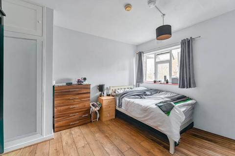 3 bedroom flat to rent, Wyvil Road, SW8, Nine Elms, London, SW8