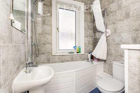 4 bedroom terraced house to rent, Bath Road, PO4