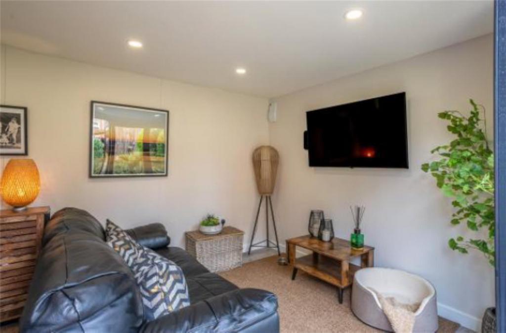 33 Pool Hall Crescent-27.jpg