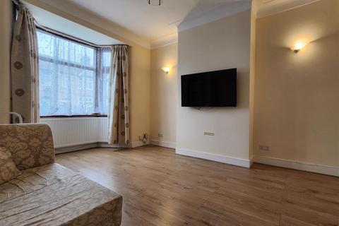 4 bedroom house to rent, Cavenham Gardens, Ilford