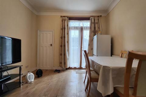 4 bedroom house to rent, Cavenham Gardens, Ilford
