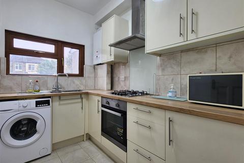 4 bedroom house to rent, Cavenham Gardens, Ilford