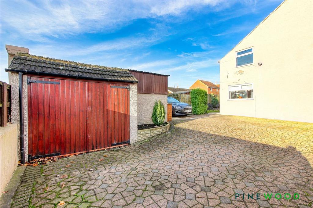 Detached garage