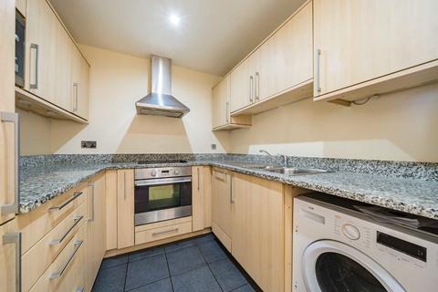 3 bedroom flat to rent, Western Gateway, London E16