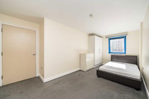 3 bedroom flat to rent, Western Gateway, London E16