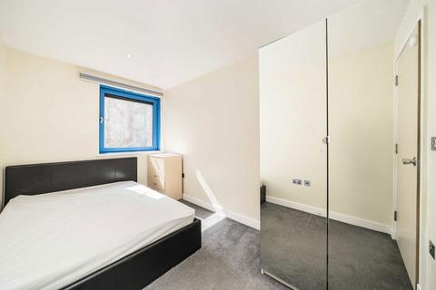 3 bedroom flat to rent, Western Gateway, London E16