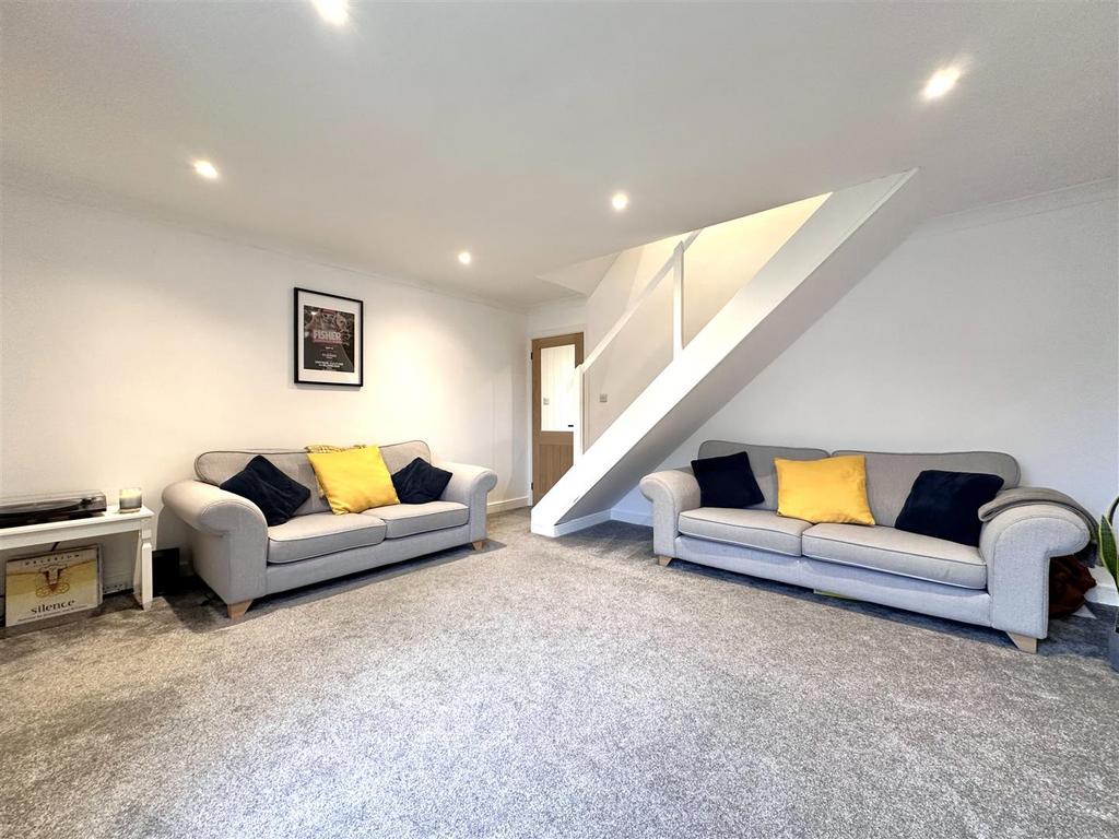 Sizeable Reception Room 322