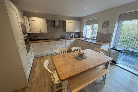 4 bedroom semi-detached house to rent, Sycamore Grove, Eastburn