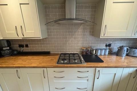 4 bedroom semi-detached house to rent, Sycamore Grove, Eastburn