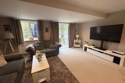 4 bedroom semi-detached house to rent, Sycamore Grove, Eastburn