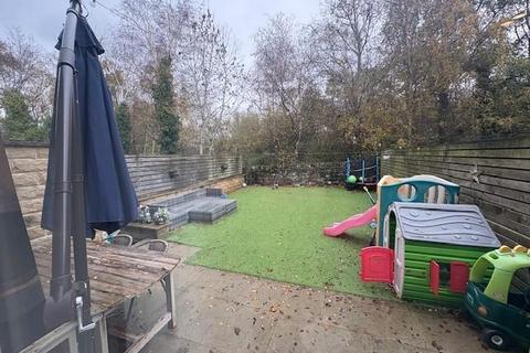 4 bedroom semi-detached house to rent, Sycamore Grove, Eastburn