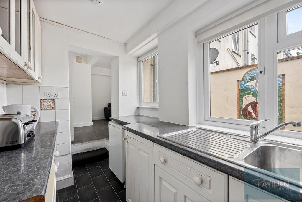 Kitchen 2.JPG