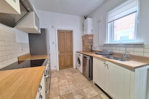 3 bedroom terraced house to rent, Briants Avenue