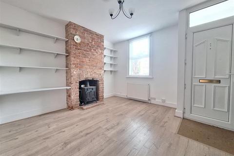 3 bedroom terraced house to rent, Briants Avenue
