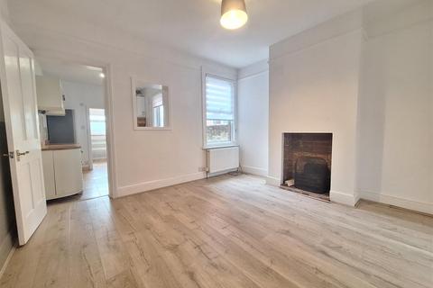 3 bedroom terraced house to rent, Briants Avenue