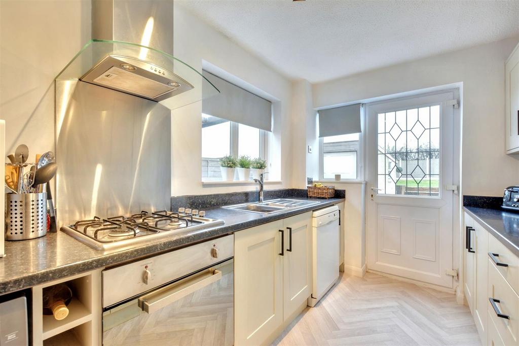 Kitchen 2.jpeg