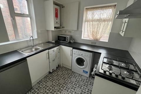 2 bedroom flat for sale, High Road, Romford RM6