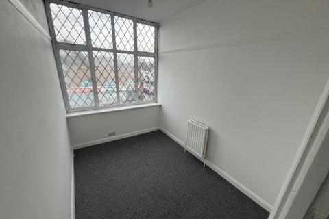 9b Tudor Parade, Romford, RM6 6PS