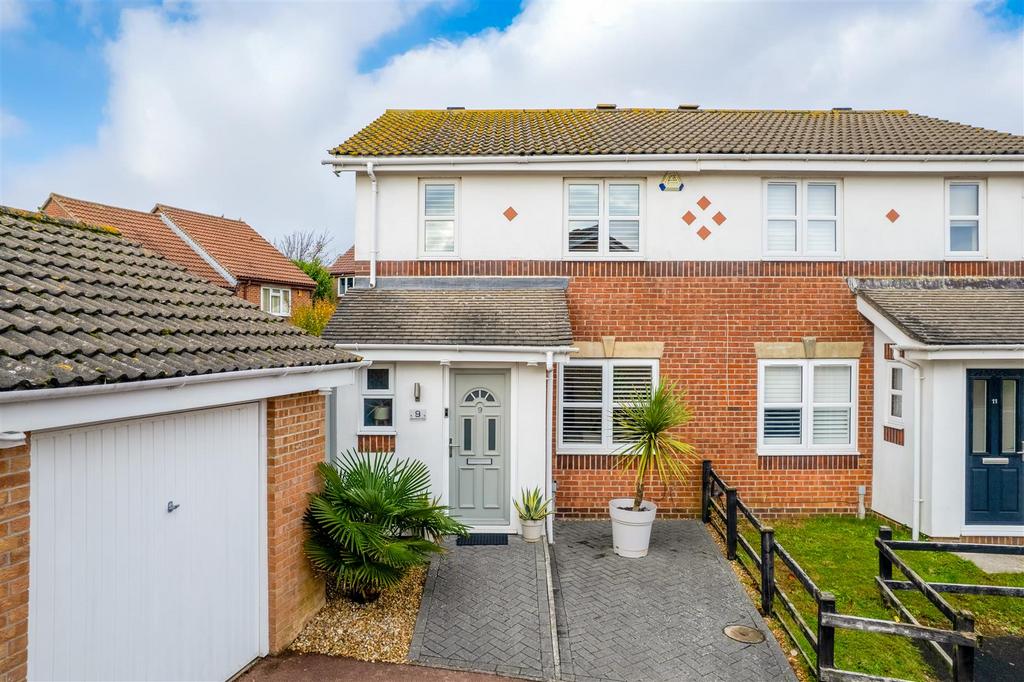 9 Blackthorn Close 1.jpg
