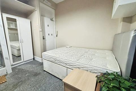 Studio to rent, Castletown Road, London, W14