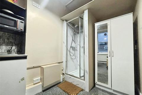 Studio to rent, Castletown Road, London, W14
