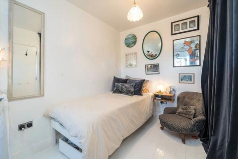 2 bedroom flat to rent, Lime Grove, London W12