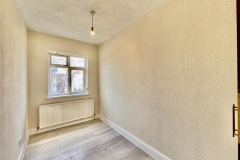 2 bedroom apartment to rent, Parkfield Parade, Feltham TW13