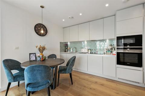 2 bedroom flat to rent, Mapleton Crescent, SW18
