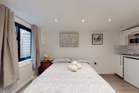 Studio to rent, James Avenue, London NW2