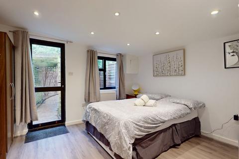 Studio to rent, James Avenue, London NW2