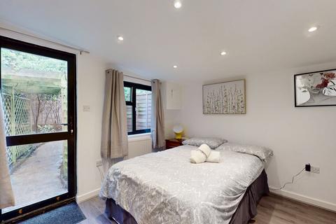 Studio to rent, James Avenue, London NW2