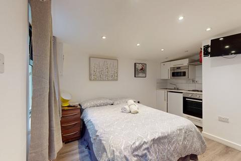 Studio to rent, James Avenue, London NW2