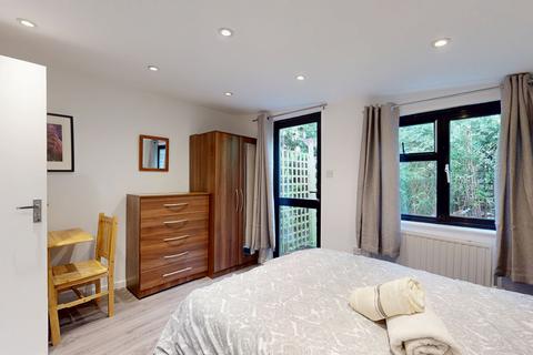 Studio to rent, James Avenue, London NW2
