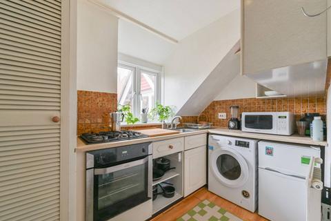 Studio to rent, Tooting Bec Gardens, Streatham, London, SW16