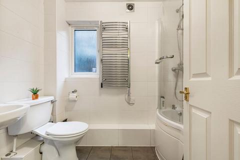2 bedroom flat for sale, Barnfield Close, London, SW17