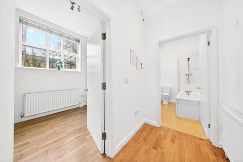 1 bedroom flat to rent, Lighthouse Apartments, Commercial Road, London