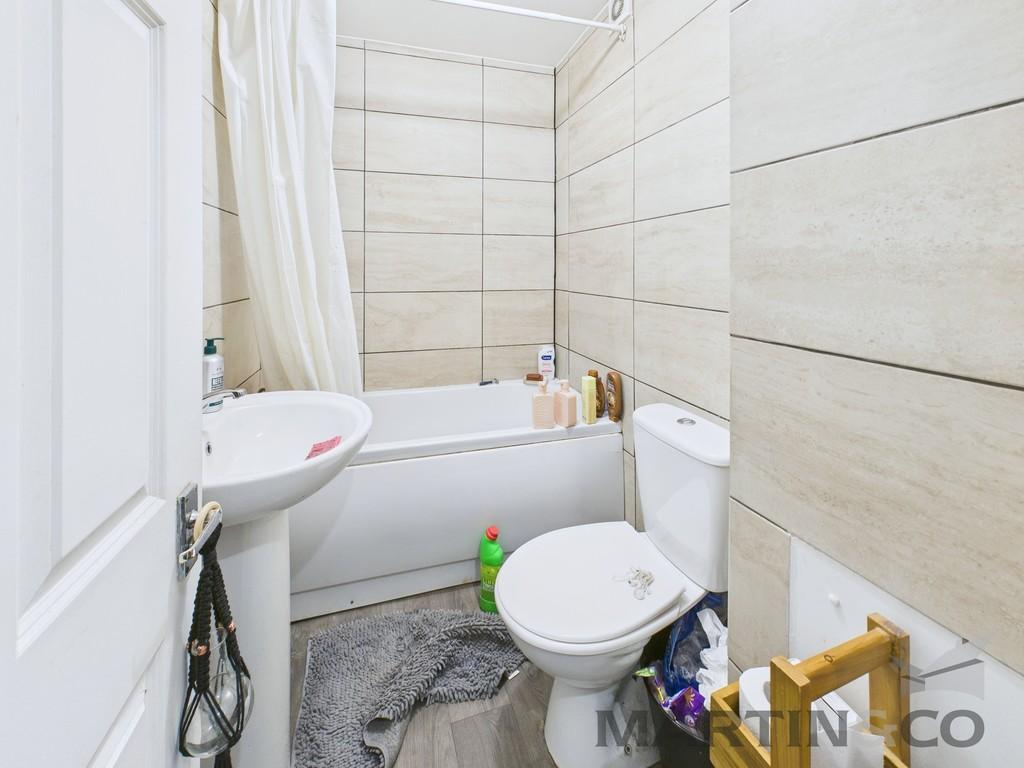 Flat 4 - Bathroom