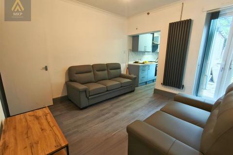 5 bedroom terraced house to rent, Lottie Road, Birmingham B29