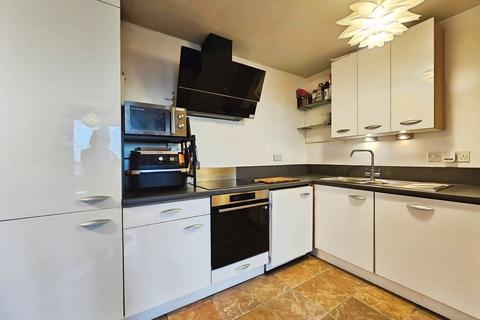 2 bedroom flat to rent, Elmwood Lane, Leeds