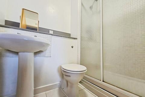 2 bedroom flat to rent, Elmwood Lane, Leeds