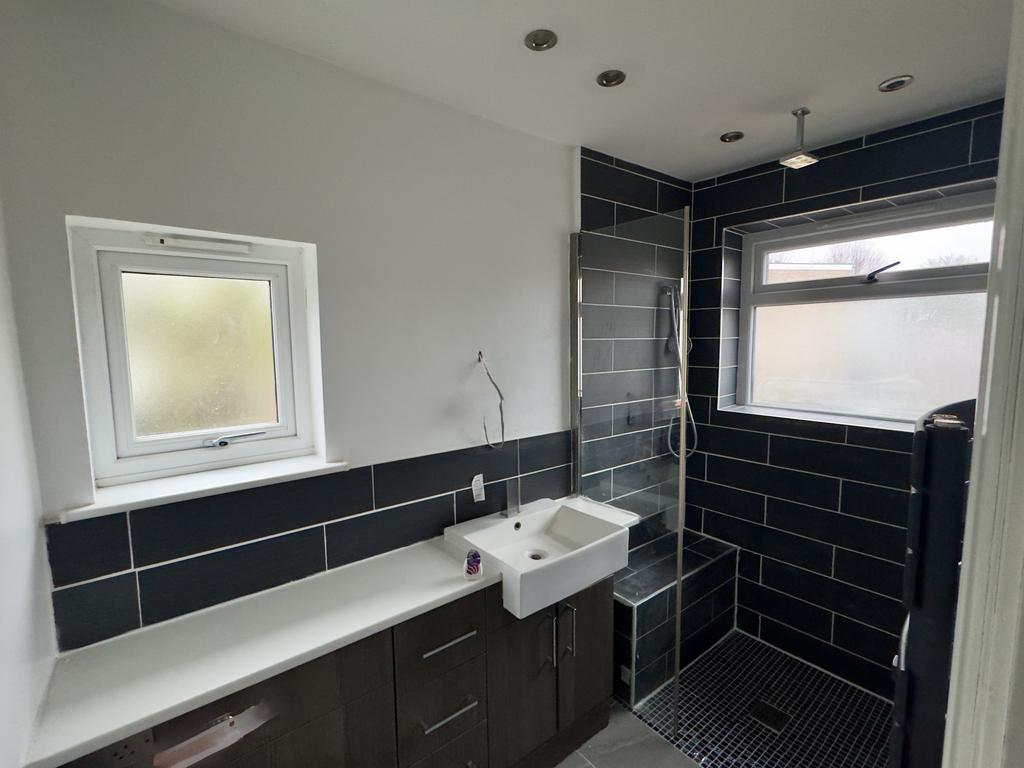Modern Shower Room / WC