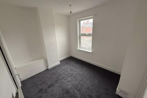 4 bedroom terraced house to rent, Ripon Road, London