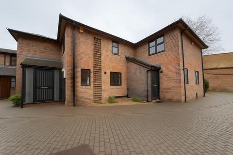 4 bedroom terraced house to rent, Lamplighter Close, London E1