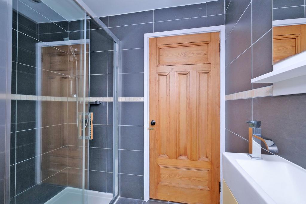 Master en-suite alternative view