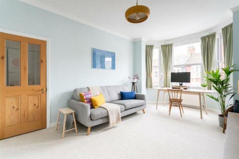 3 bedroom apartment to rent, N15