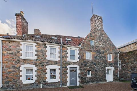 Very spacious 3/4 bed duplex apartment, 2 parking on town outskirts