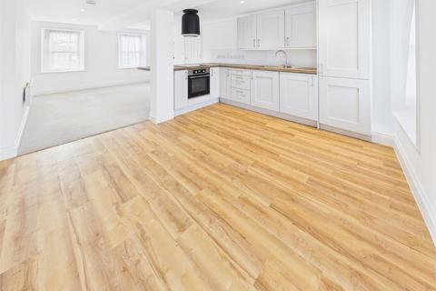 3 bedroom apartment for sale, Very spacious 3/4 bed duplex apartment, 2 parking on town outskirts