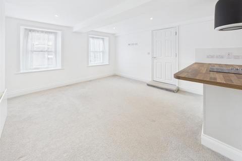 3 bedroom apartment for sale, Very spacious 3/4 bed duplex apartment, 2 parking on town outskirts
