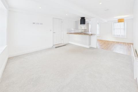 3 bedroom apartment for sale, Very spacious 3/4 bed duplex apartment, 2 parking on town outskirts