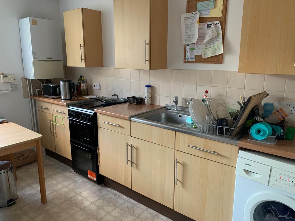 Well-equipped kitchen with wood-effect cabinets...